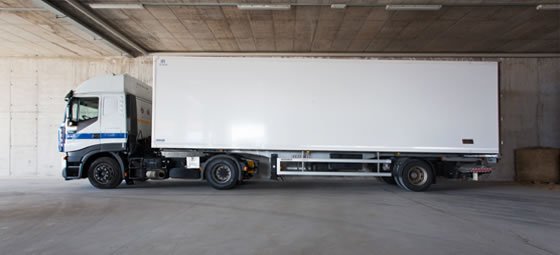 Kühlkoffer mit Lenkachse und Hebebühne